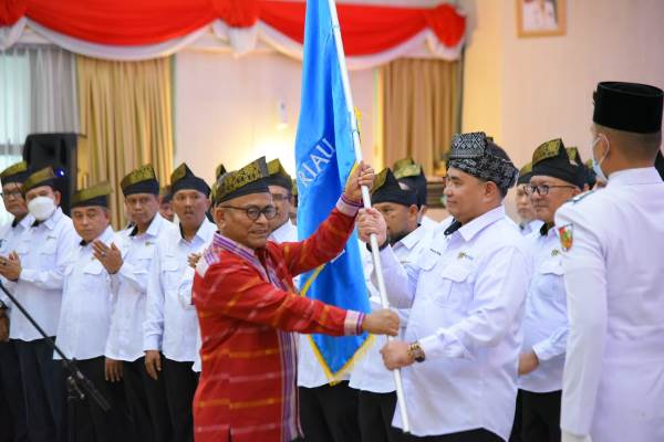 Ketua Umum PWI Pusat Lantik Pengurus PWI Provinsi Riau Masa Bakti 2022-2027